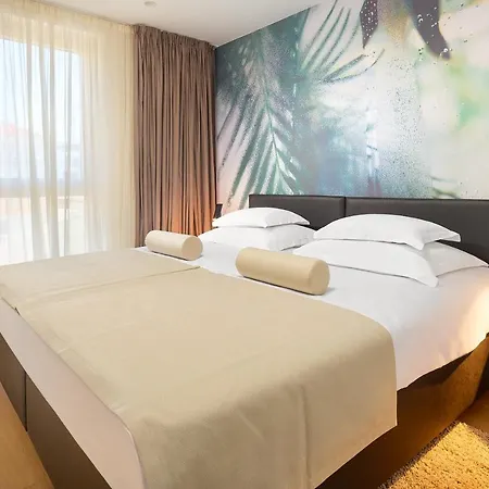 מלון Amphora's Garden 5*